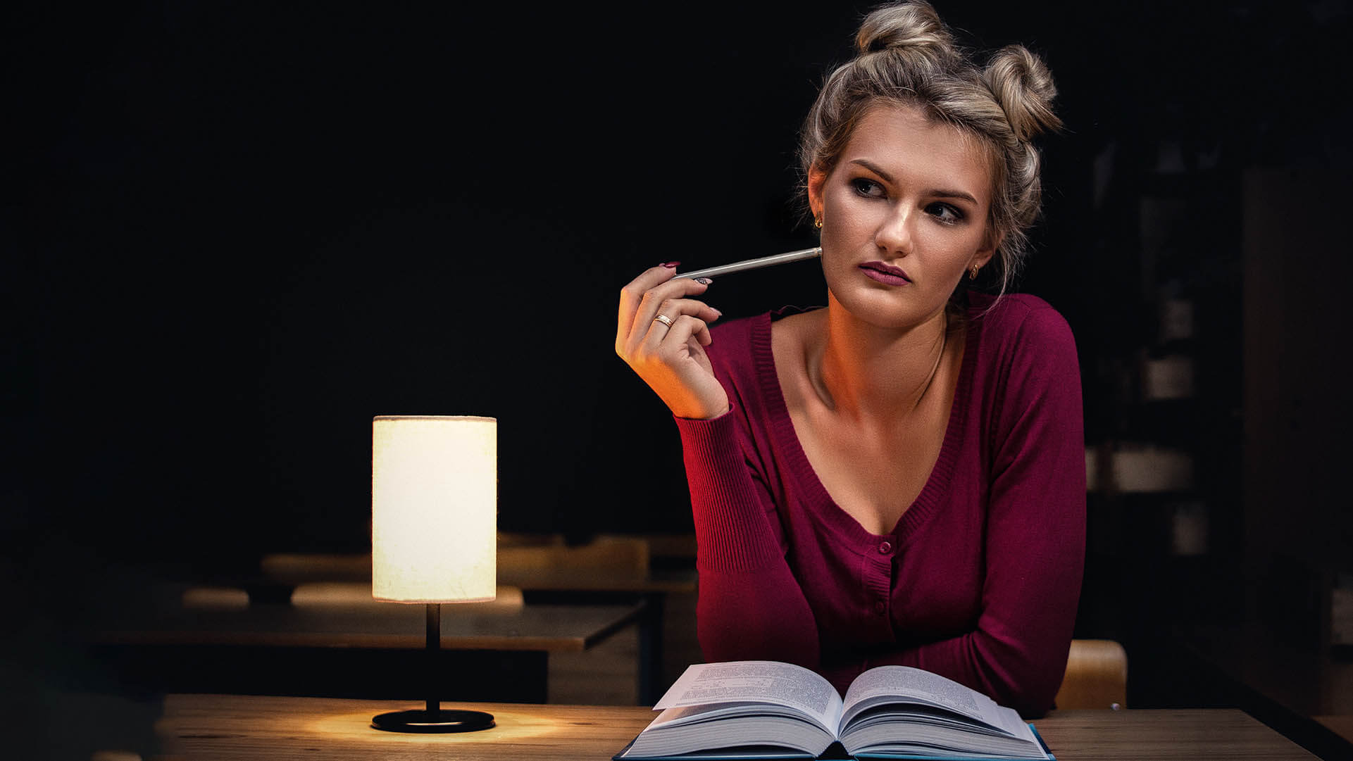 maturità 2021 sondaggio università lavoro: studentessa che pensa