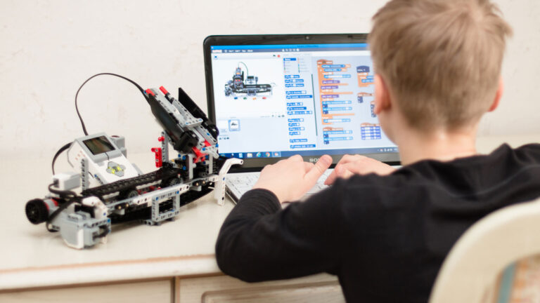 La pazza sfida della FIRST LEGO League, il programma di robotica che stimola le tech skill